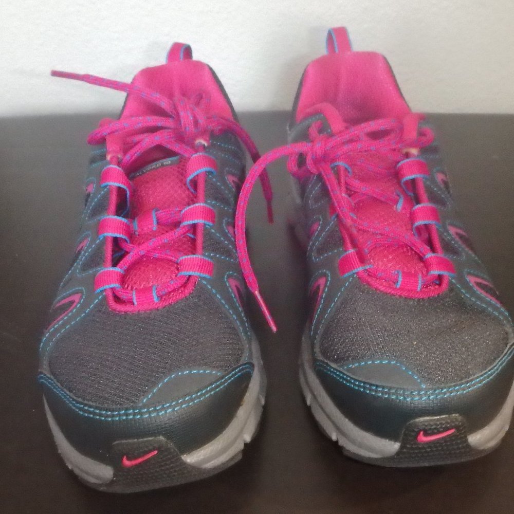 NIKE TENNIS SHOES GRAY & PINK SIZE 7.5